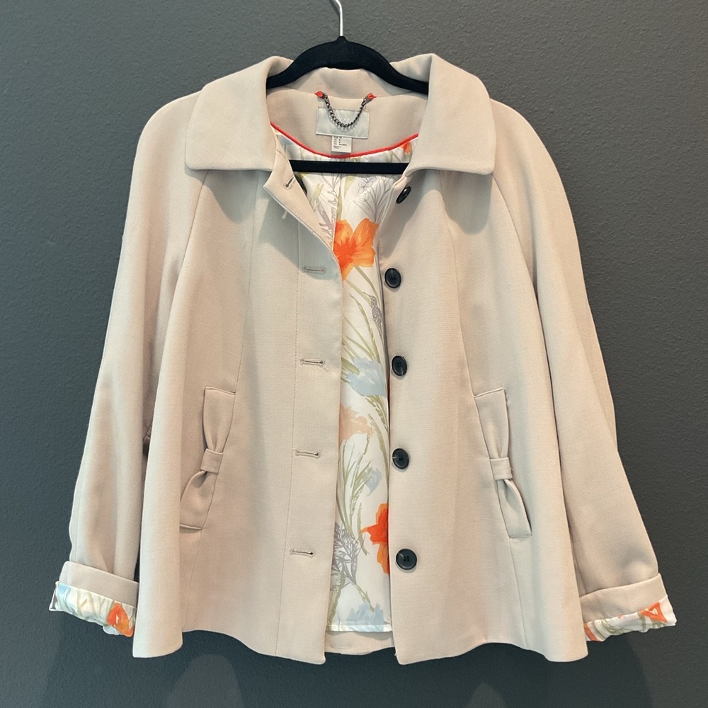 NWOT H&M light gray with beautiful hummingbird lining jacket size 8 never worn